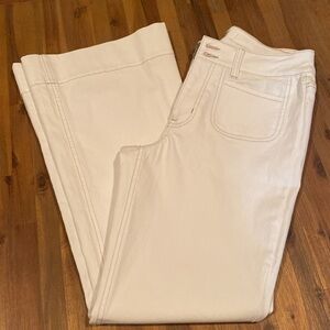 MaddenNYC HighWaisted Flare Cropped Offwhite Stretch Denim w Patch Pockets. NWOT